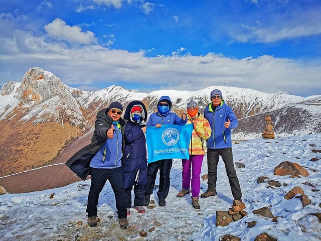 张伟与昆山市户外和登山运动协会成员参加登山活动