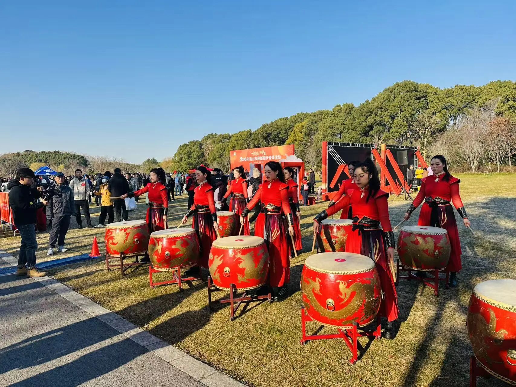 昆山市迎新健步登高 (10)