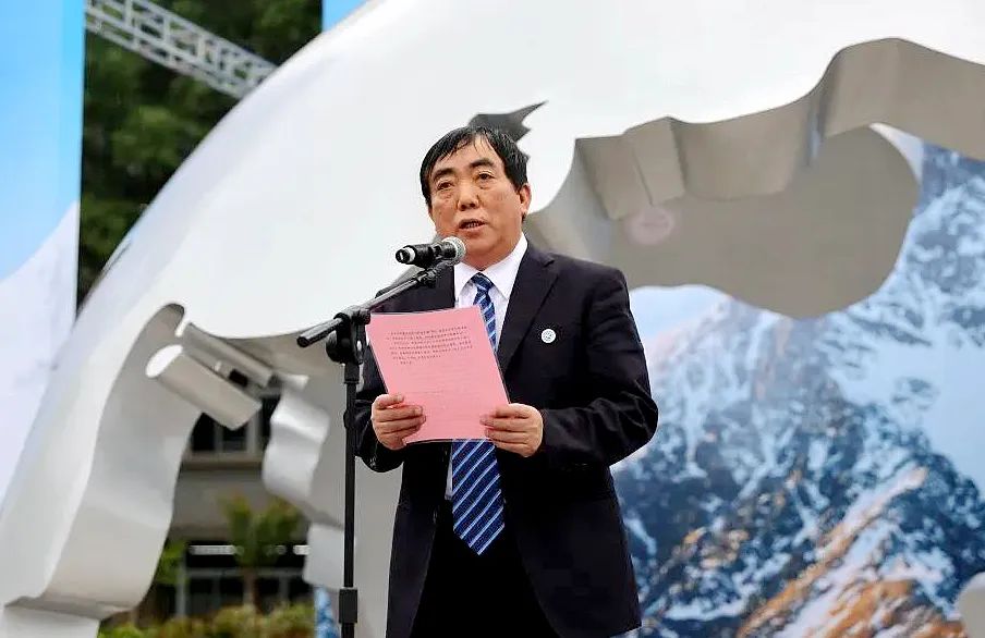 地大70周年校庆献礼《攀登》塑像 (1)