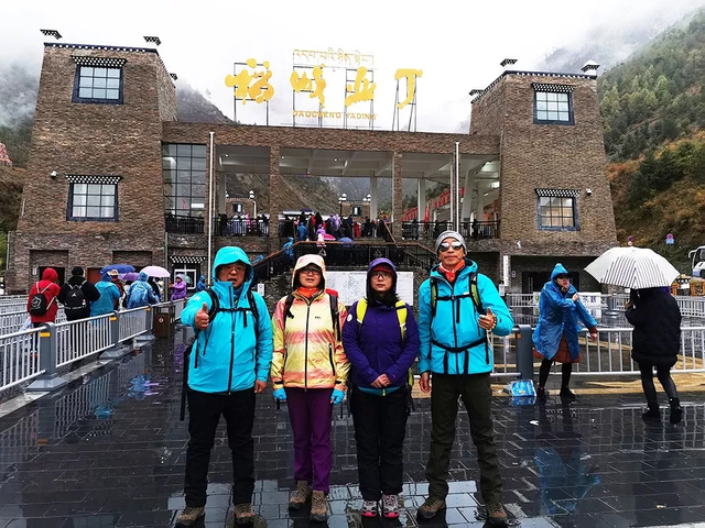 张伟与昆山市户外和登山运动协会成员参加登山活动